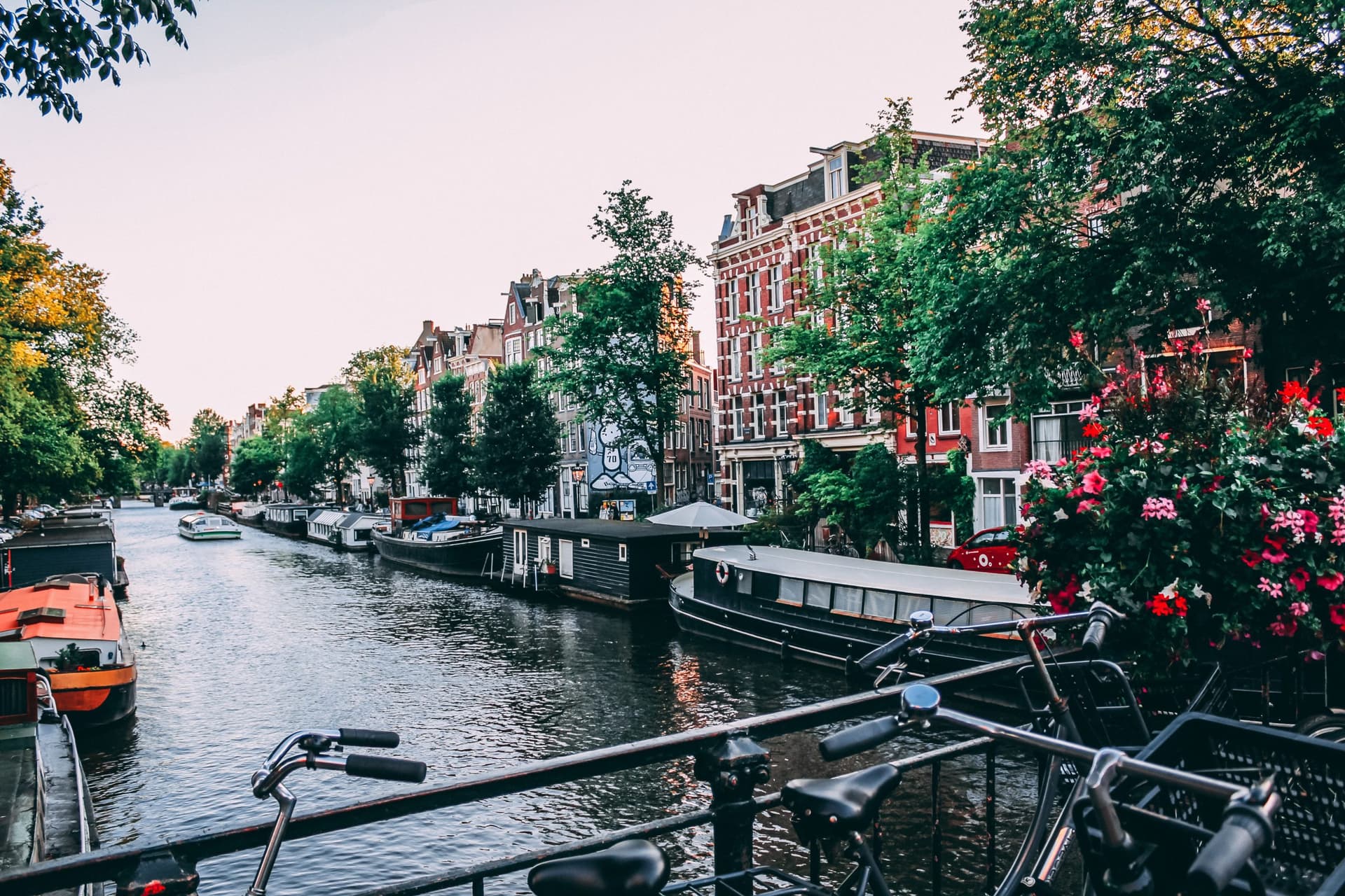 Amsterdamse gracht met boten en huizen